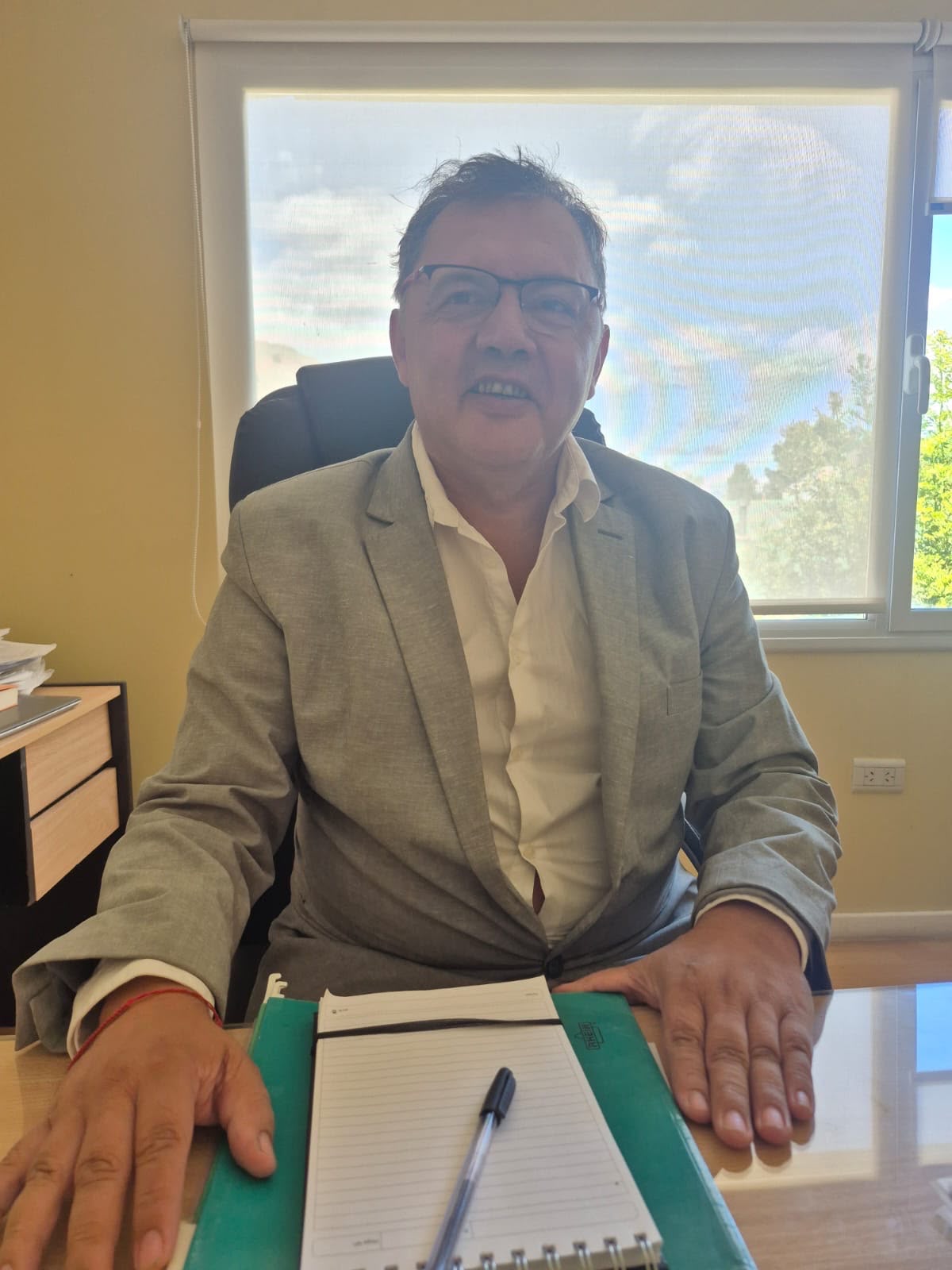 Dr. Santos frente a su biblioteca